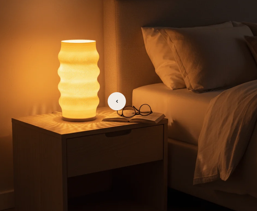 LAMPADA DA TAVOLO ONDULATA IN PLA RICICLATO CON PARALUME COLOR CREMA, H 30 CM