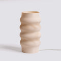 LAMPADA DA TAVOLO ONDULATA IN PLA RICICLATO CON PARALUME COLOR CREMA, H 30 CM