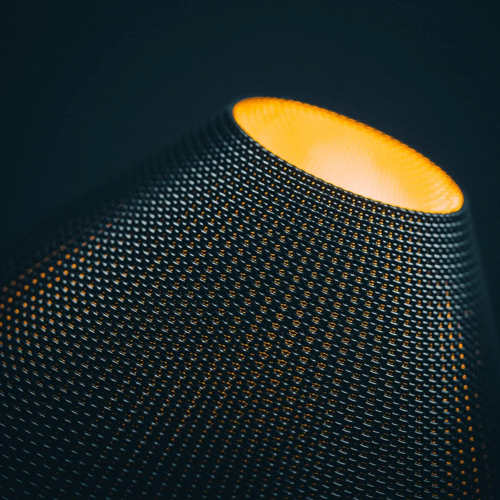 LAMPADA DA TAVOLO IN NOCE E PLA CON PARALUME STAMPATO IN 3D