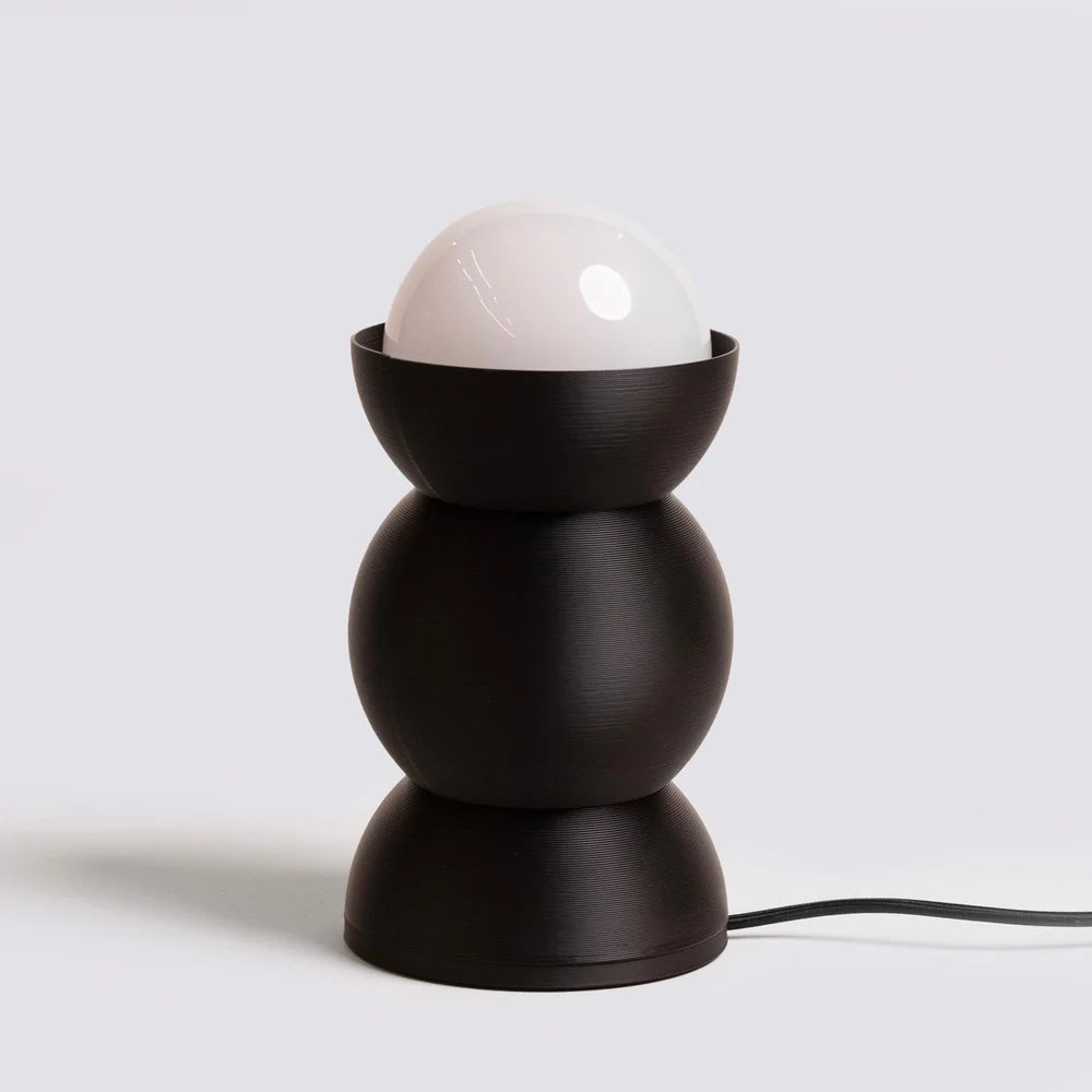 LAMPADA DA TAVOLO NERA IN PLA RICICLATO CON LAMPADINA XXL, H 30 CM