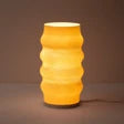 LAMPADA DA TAVOLO ONDULATA IN PLA RICICLATO CON PARALUME COLOR CREMA, H 30 CM
