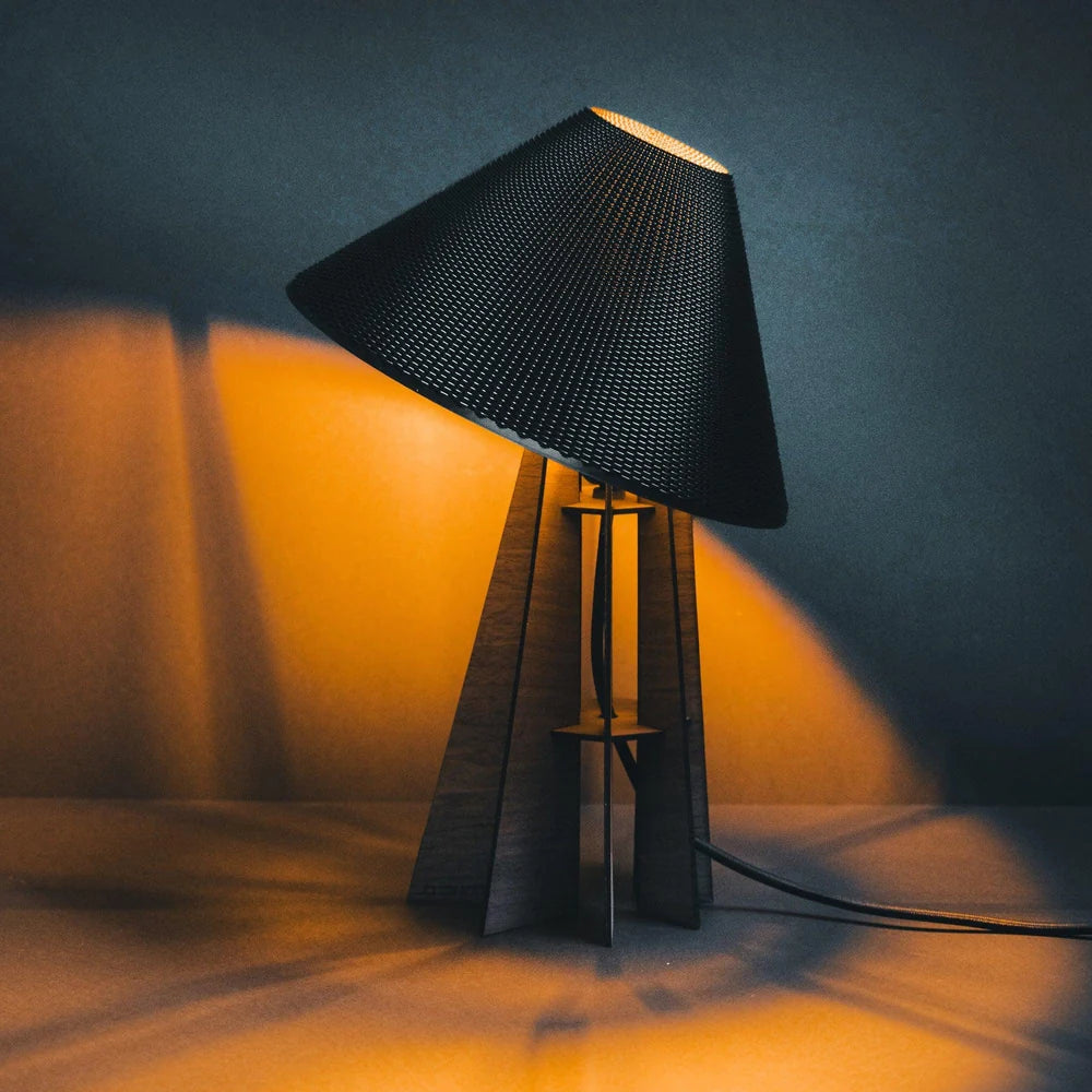 LAMPADA DA TAVOLO IN NOCE E PLA CON PARALUME STAMPATO IN 3D