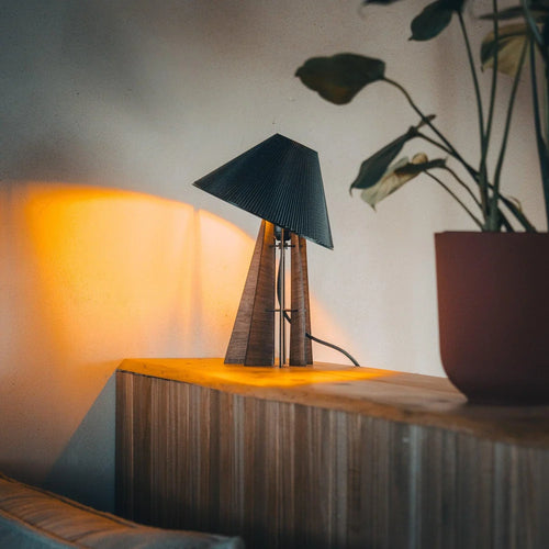 LAMPADA DA TAVOLO IN NOCE E PLA CON PARALUME STAMPATO IN 3D