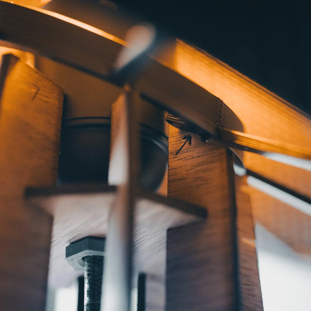 LAMPADA DA TAVOLO IN NOCE E PLA CON PARALUME STAMPATO IN 3D