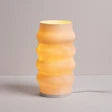 LAMPADA DA TAVOLO ONDULATA IN PLA RICICLATO CON PARALUME COLOR CREMA, H 30 CM