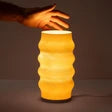 LAMPADA DA TAVOLO ONDULATA IN PLA RICICLATO CON PARALUME COLOR CREMA, H 30 CM