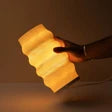 LAMPADA DA TAVOLO ONDULATA IN PLA RICICLATO CON PARALUME COLOR CREMA, H 30 CM